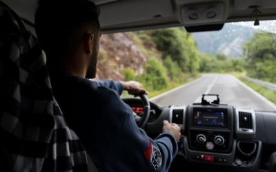 Conducción Segura en Carretera: Consejos, Normas de Tráfico y la Importancia del Uso del Cinturón de Seguridad.