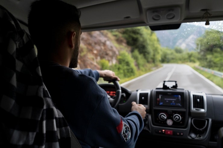 Conducción Segura en Carretera: Consejos, Normas de Tráfico y la Importancia del Uso del Cinturón de Seguridad.